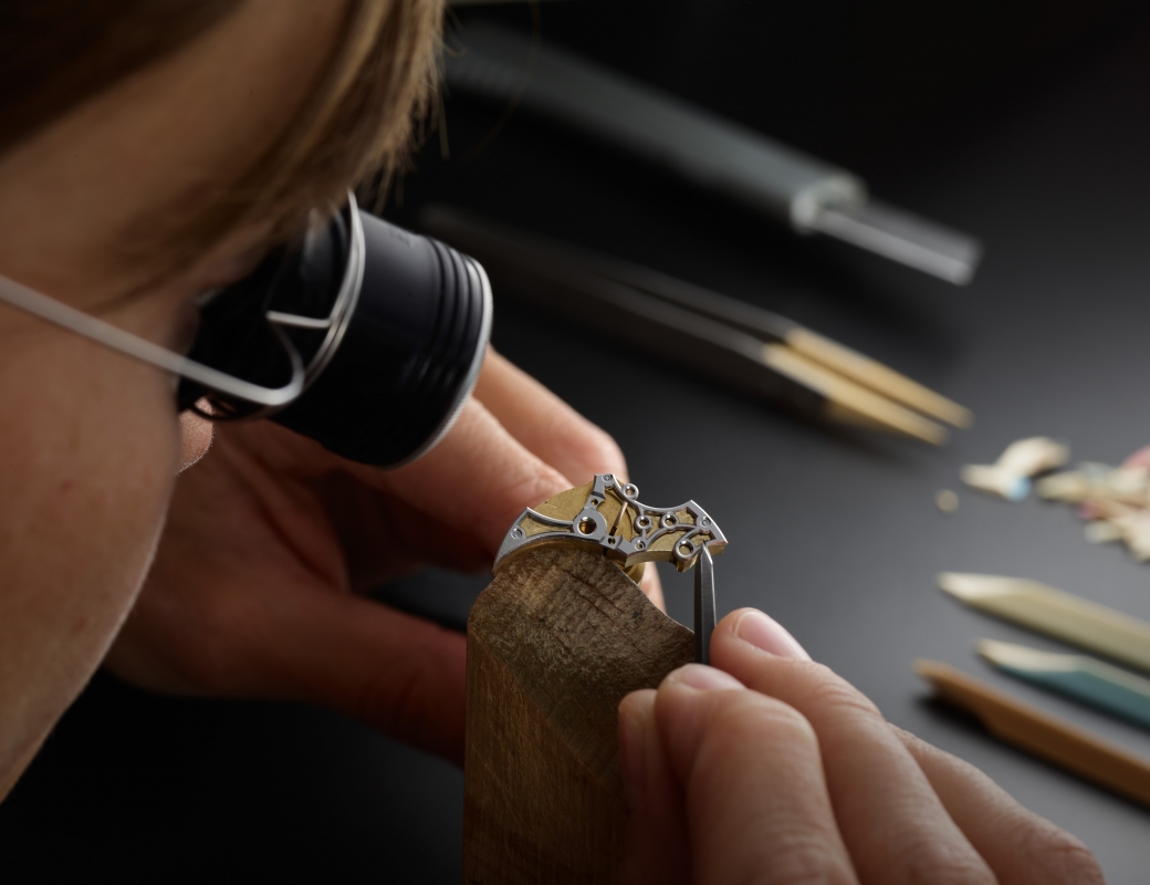 Romain Gauthier angleuse Adeline Audemars bevels a bridge from Insight Micro-Rotor Squelette using a steel file
