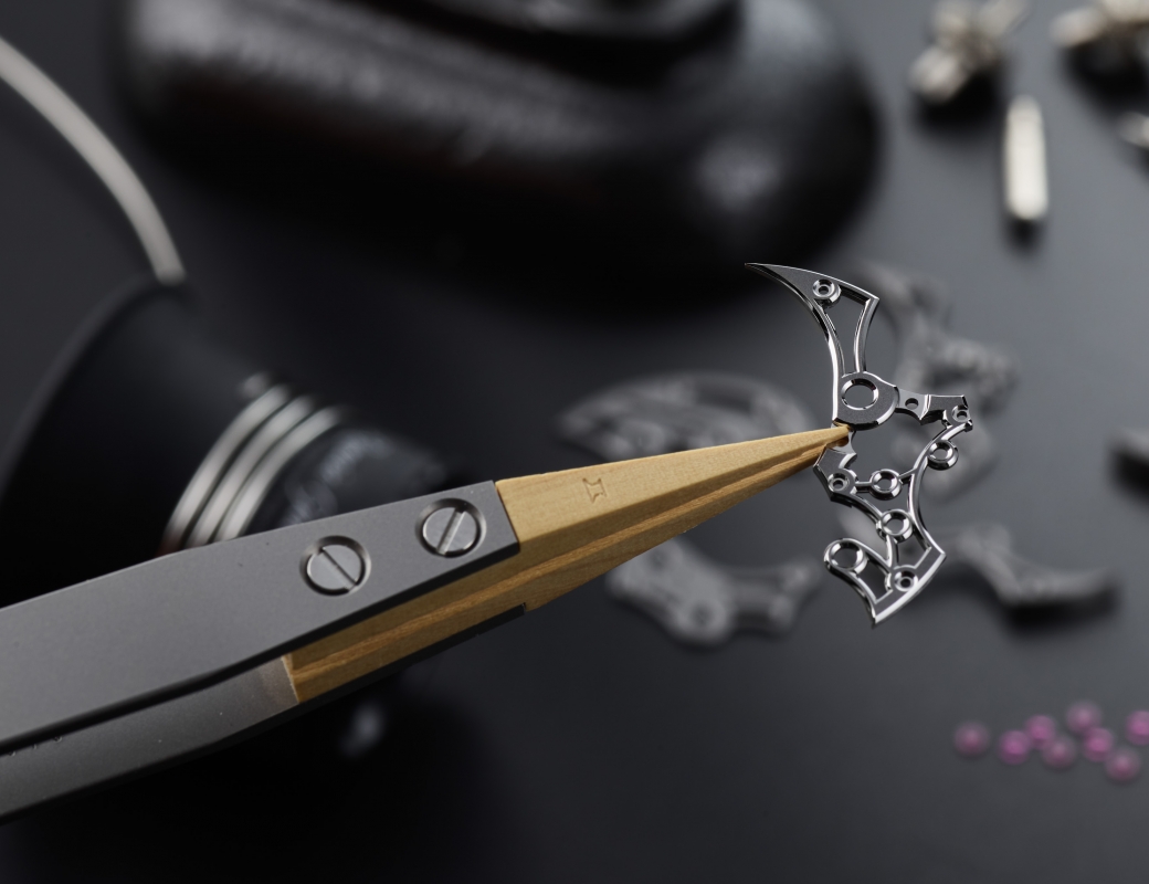Watchmaker's assembly of the Romain Gauthier Insight Micro-Rotor Squelette
