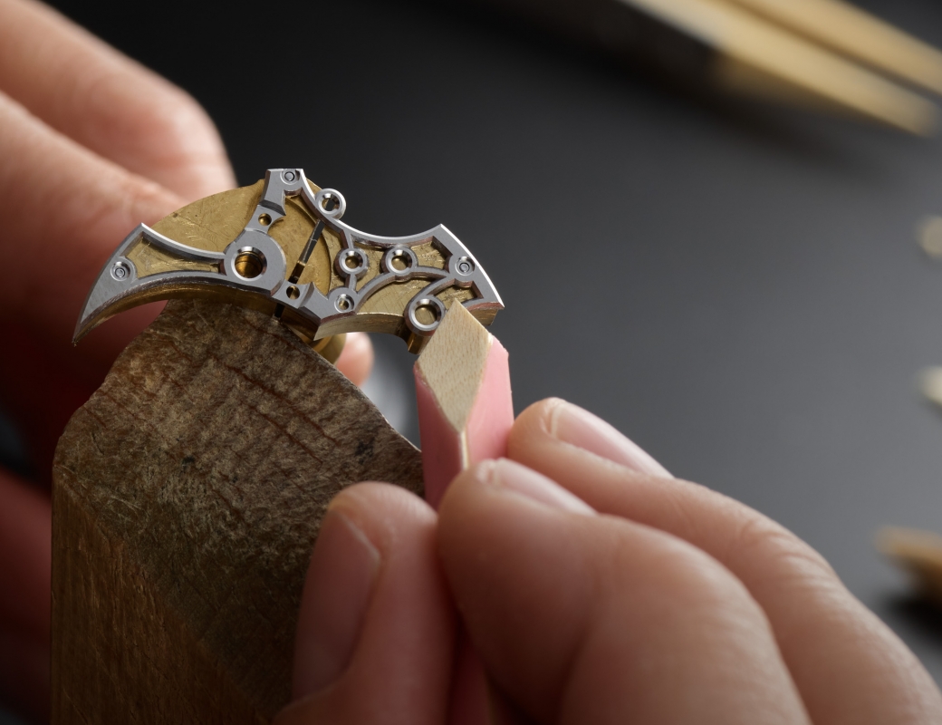 Romain Gauthier angleuse Adeline Audemars softens and smoothes a bridge from Insight Micro-Rotor Squelette using a buff