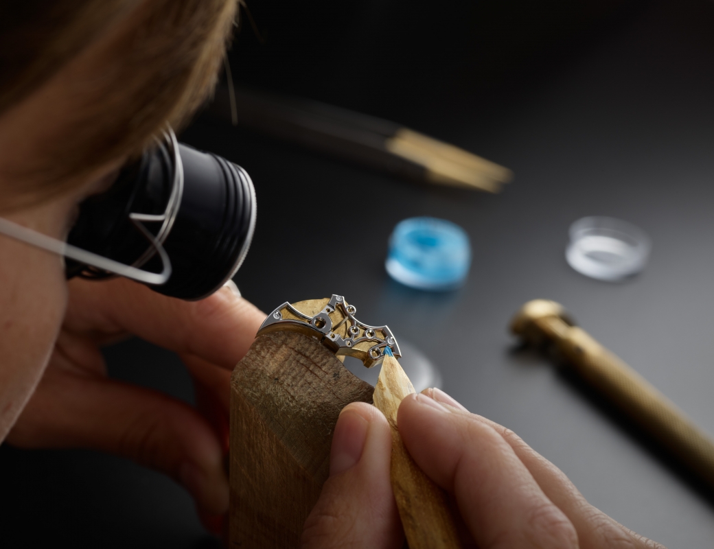 3 Romain Gauthier angleuse Adeline Audemars polishes a bevel on a bridge from Insight Micro-Rotor Squelette using gentian and diamond paste