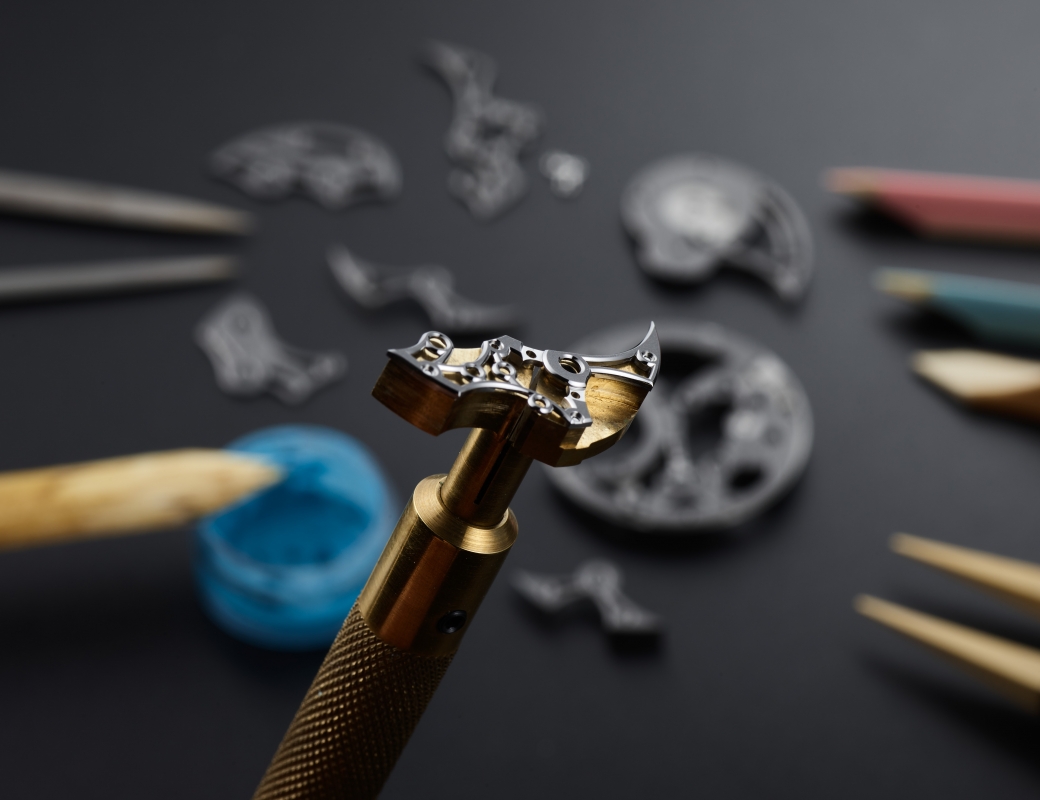 A bridge that has been bevelled, softened, smoothed and polished by hand - Romain_Gauthier_Insight_Micro-Rotor_Squelette