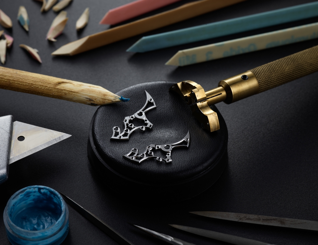 A bridge on left that has been bevelled by hand c.f. bridge on right that has been bevelled, softened, smoothed and polished by hand - Romain Gauthier Insight Micro-Rotor Squelette